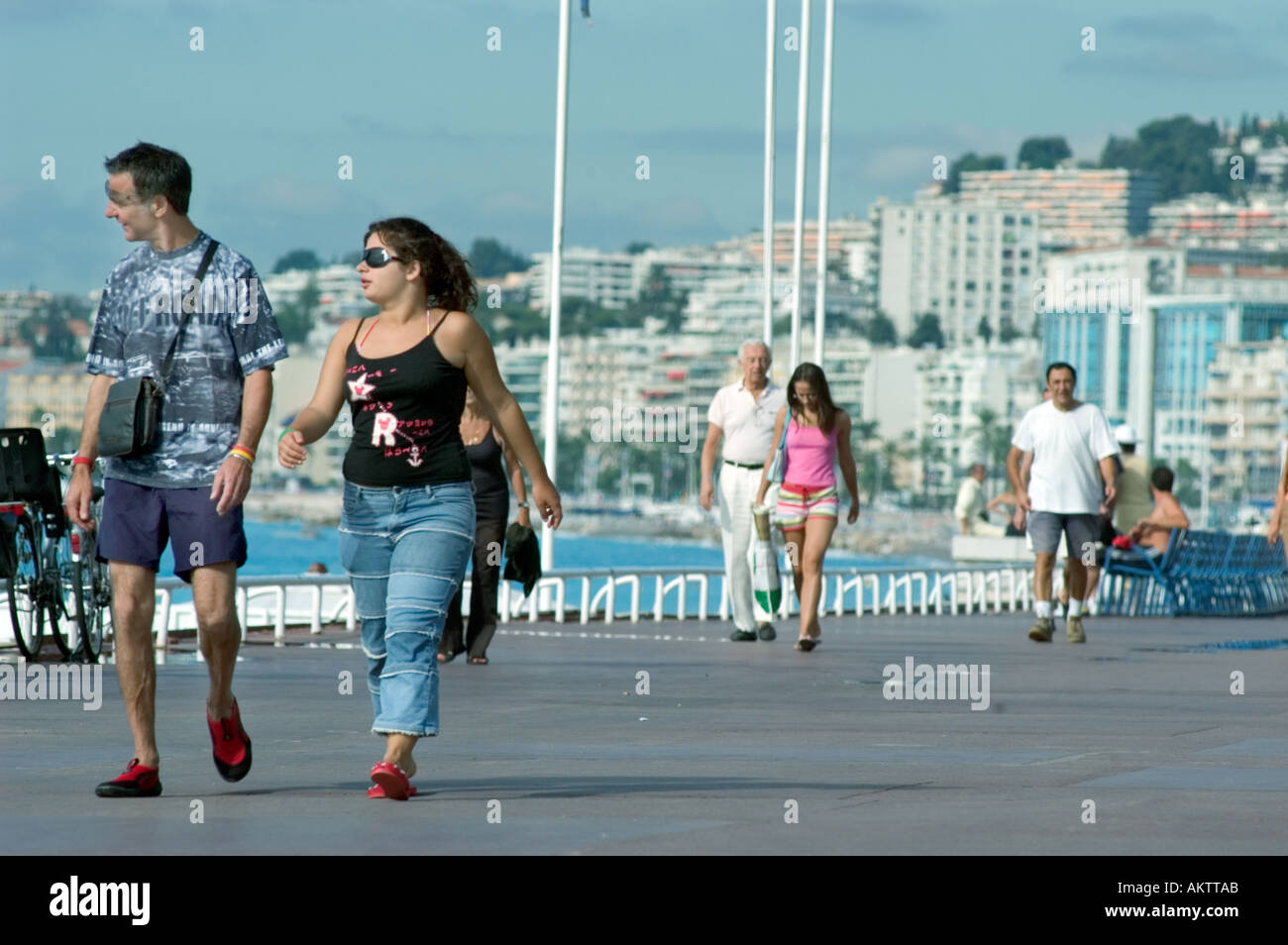 Nice France, scène de rue Young Adult couple en train de marcher sur la Promenade des Anglais France Banque D'Images