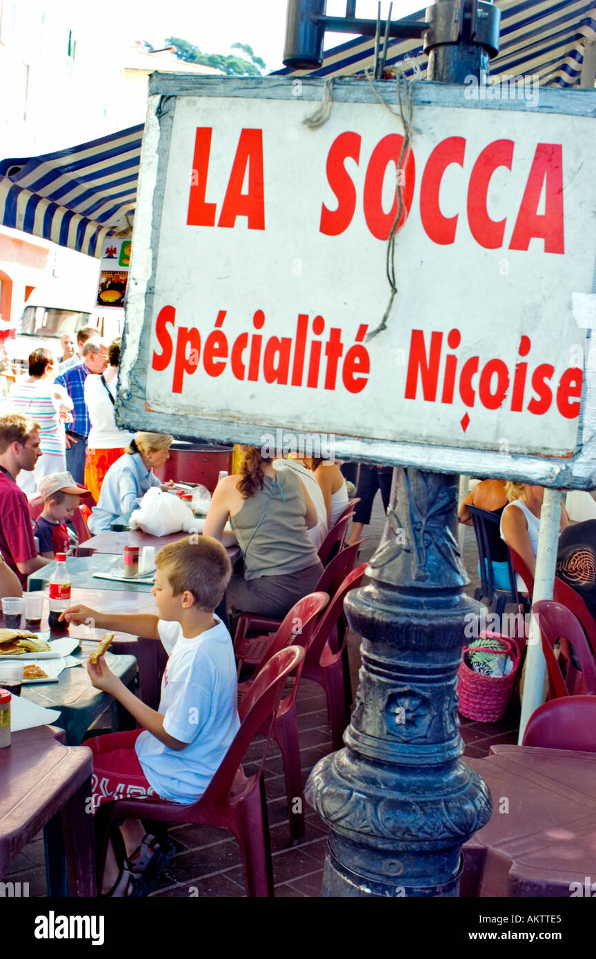 Nice, France, famille française de manger des aliments de spécialité locale dans 'Cours Saleya' 'Vieux Nice" sur "Chez Thérèse" Banque D'Images