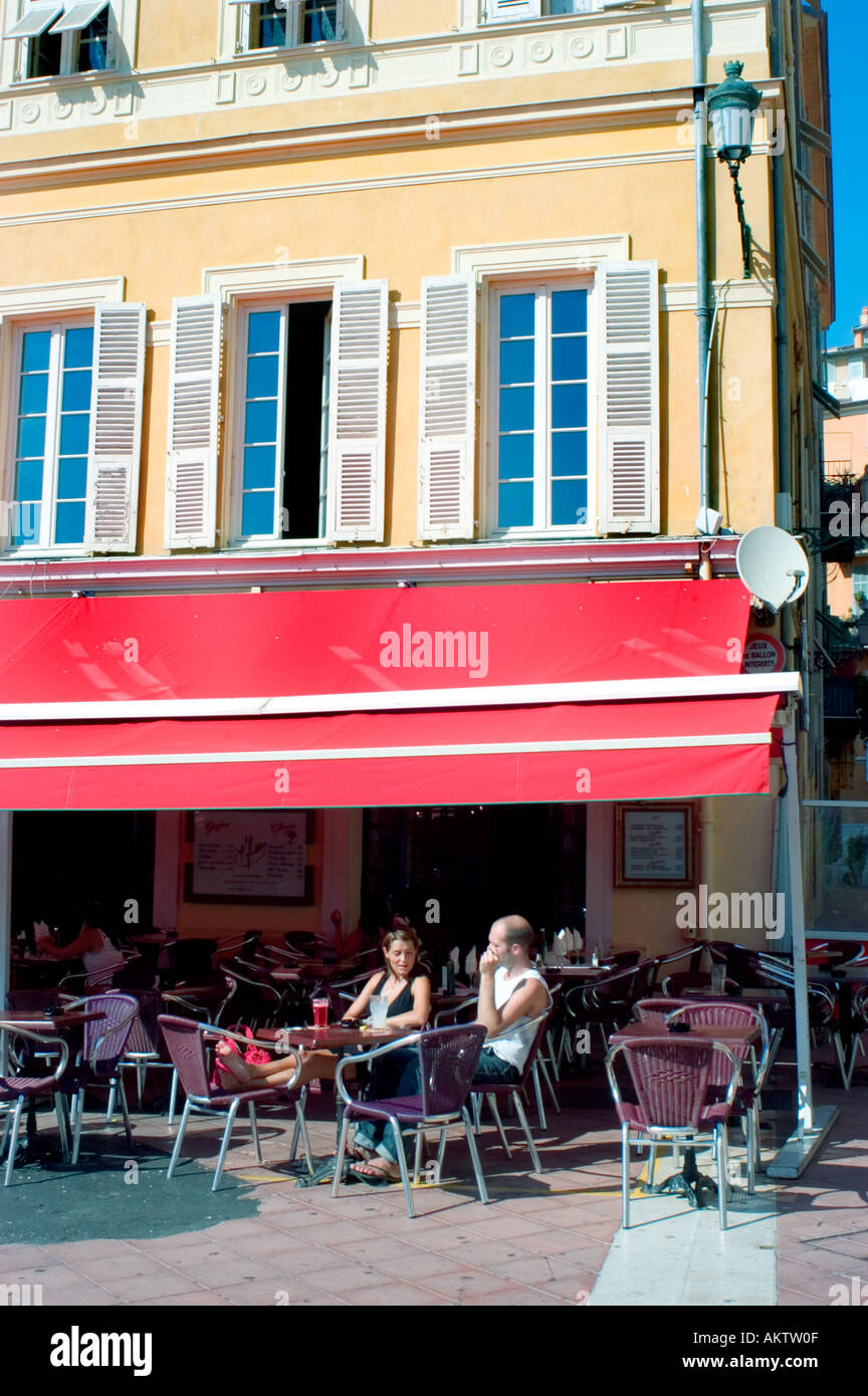 Billet d 'Nice France' 'Jeunes Adultes' Couple français 'Cafe 'Terrasse sur 'Cour Saleya' dans le centre de la ville Banque D'Images