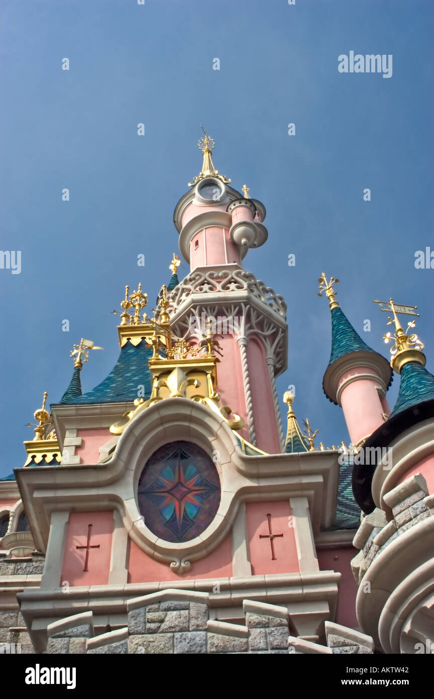 Paris, FRANCE, gros plan, angle bas, Tour, parcs d'attractions, Disneyland Paris 'Sleeping Beauty Castle' Detail Top, détail architectural Banque D'Images