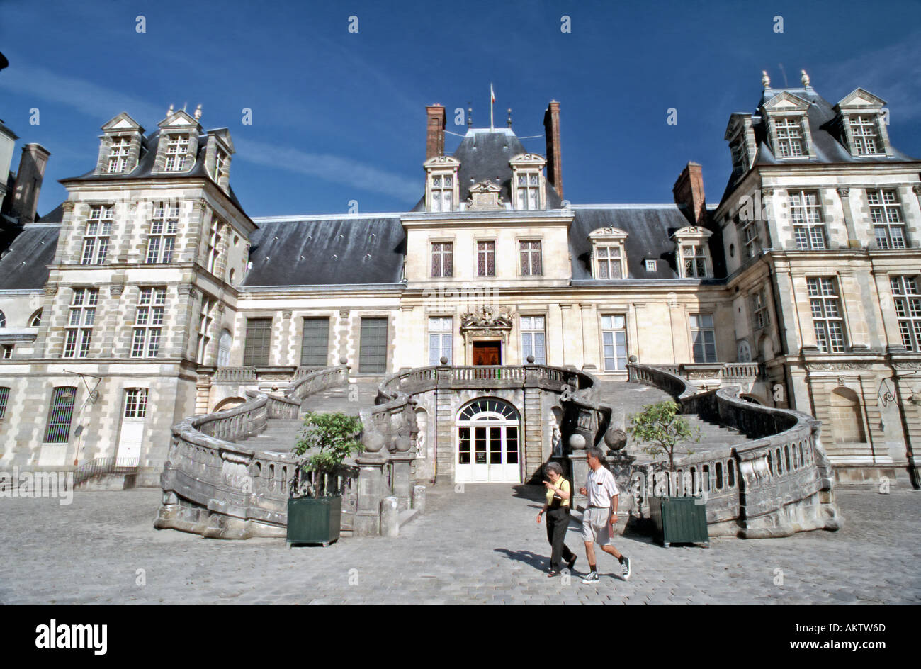 Fontainebleau France 'monuments historiques' 'Château de Fontainebleau'  façade du château avec escalier à chaussures à cheval, devant le château  français Photo Stock - Alamy