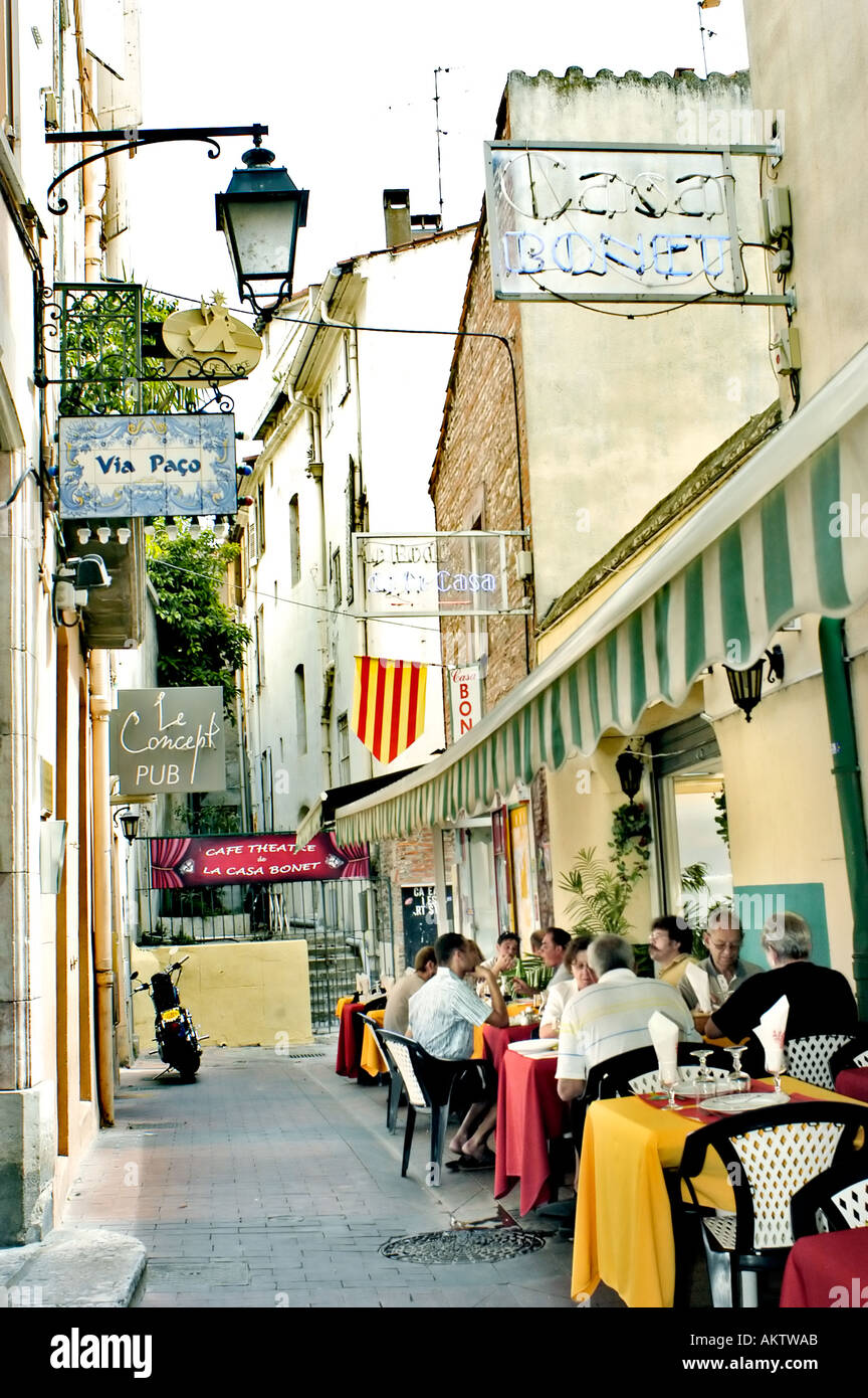 Perpignan France, Mediium foule de gens, Sittiing à Small Catalogne restaurants sur le trottoir dans le centre de la vieille ville française 'Street Scene' ruelle Banque D'Images