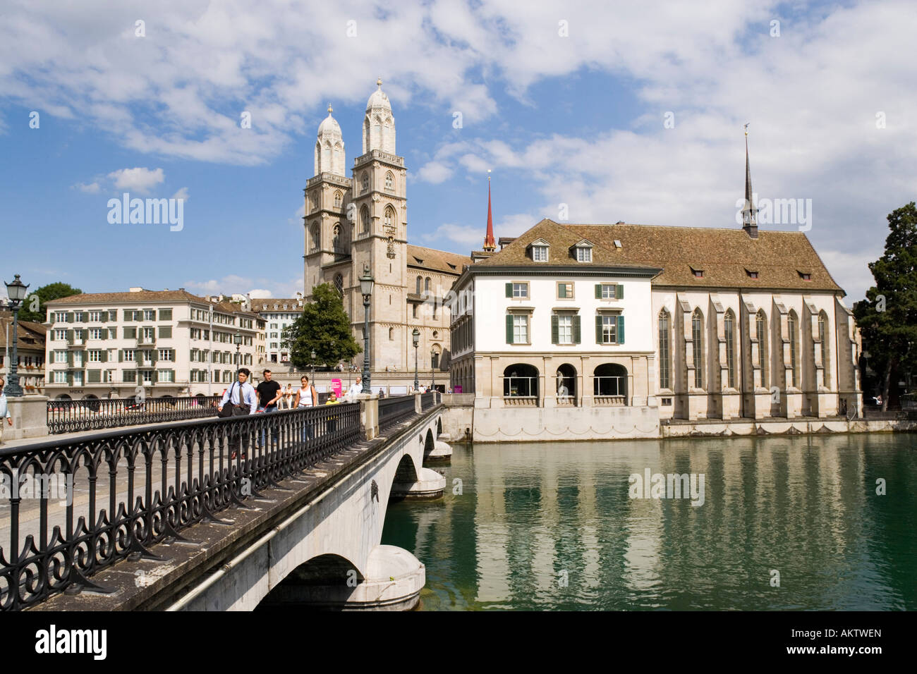Vue sur le pont de Grossm nster Munster et de l'eau avec l'Église dans le Canton de Zurich Suisse Zurich Helmhaus Banque D'Images