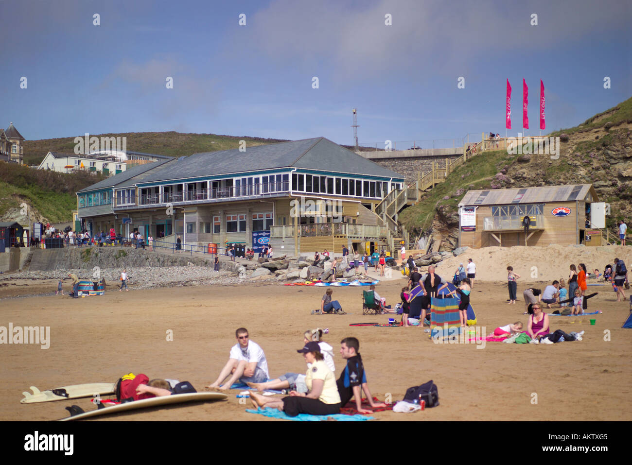 Les touristes à Watergate Bay près de Newquay, donnant sur la plage est le restaurant de Jamie Oliver 15 Cornwall, sur la plage Banque D'Images