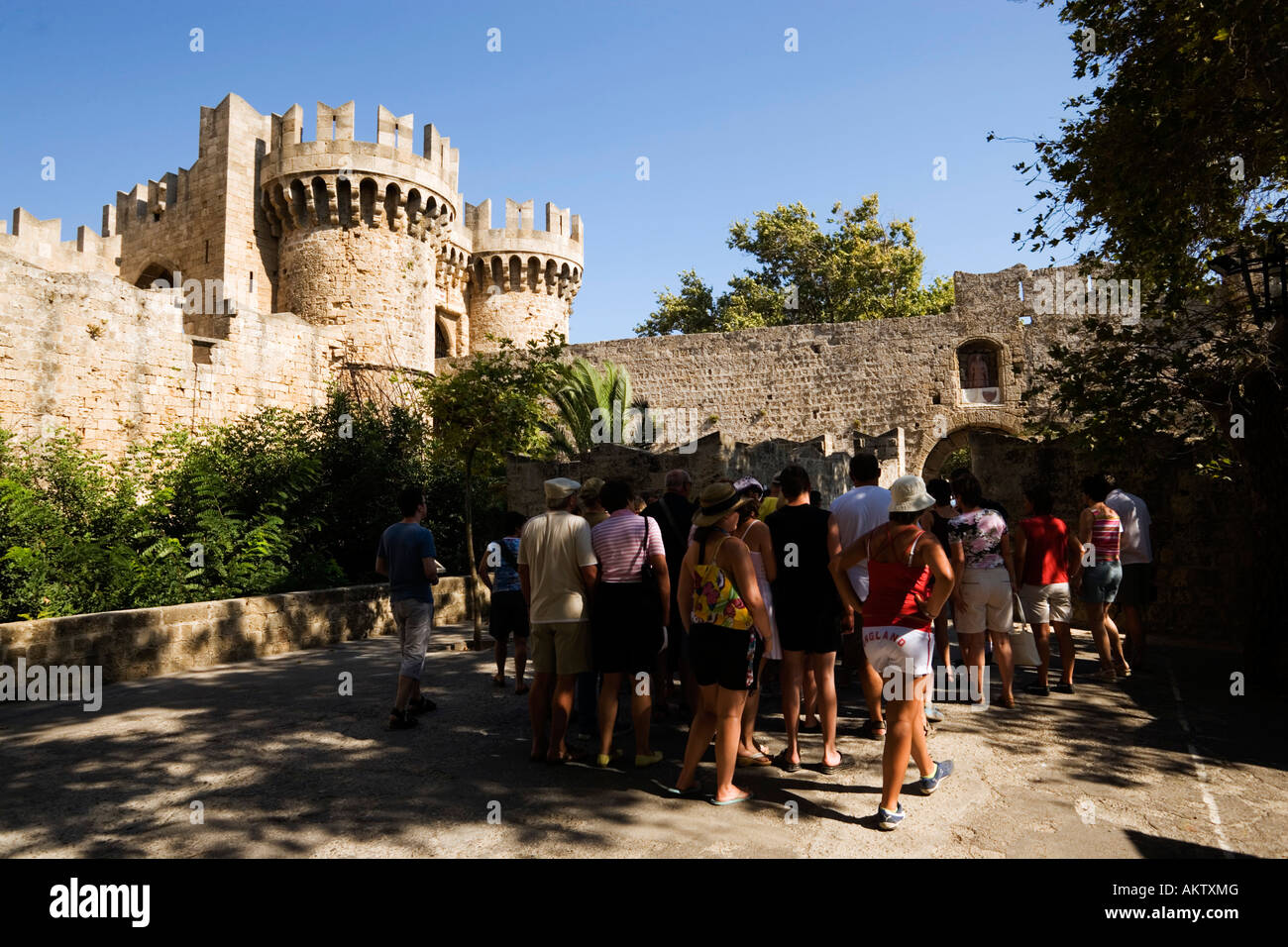 Groupe de touristes visitant le Palais Le Grand Maître construit pendant le 14ème siècle la ville de Rhodes, Rhodes, Grèce Banque D'Images