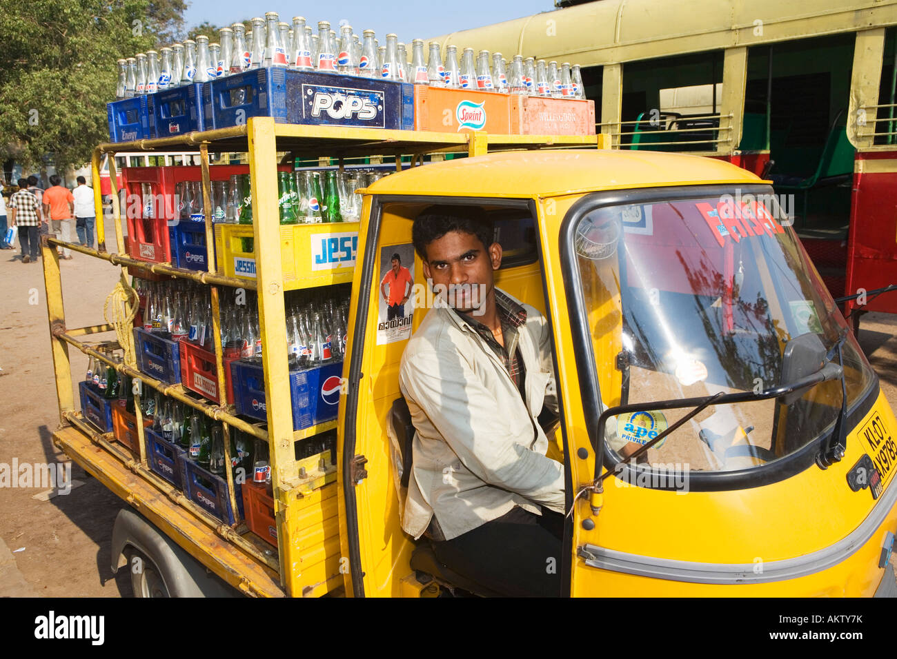 KERALA INDE Ernakulam de Cochin MAN DRIVING VAN avec des bouteilles vides Banque D'Images
