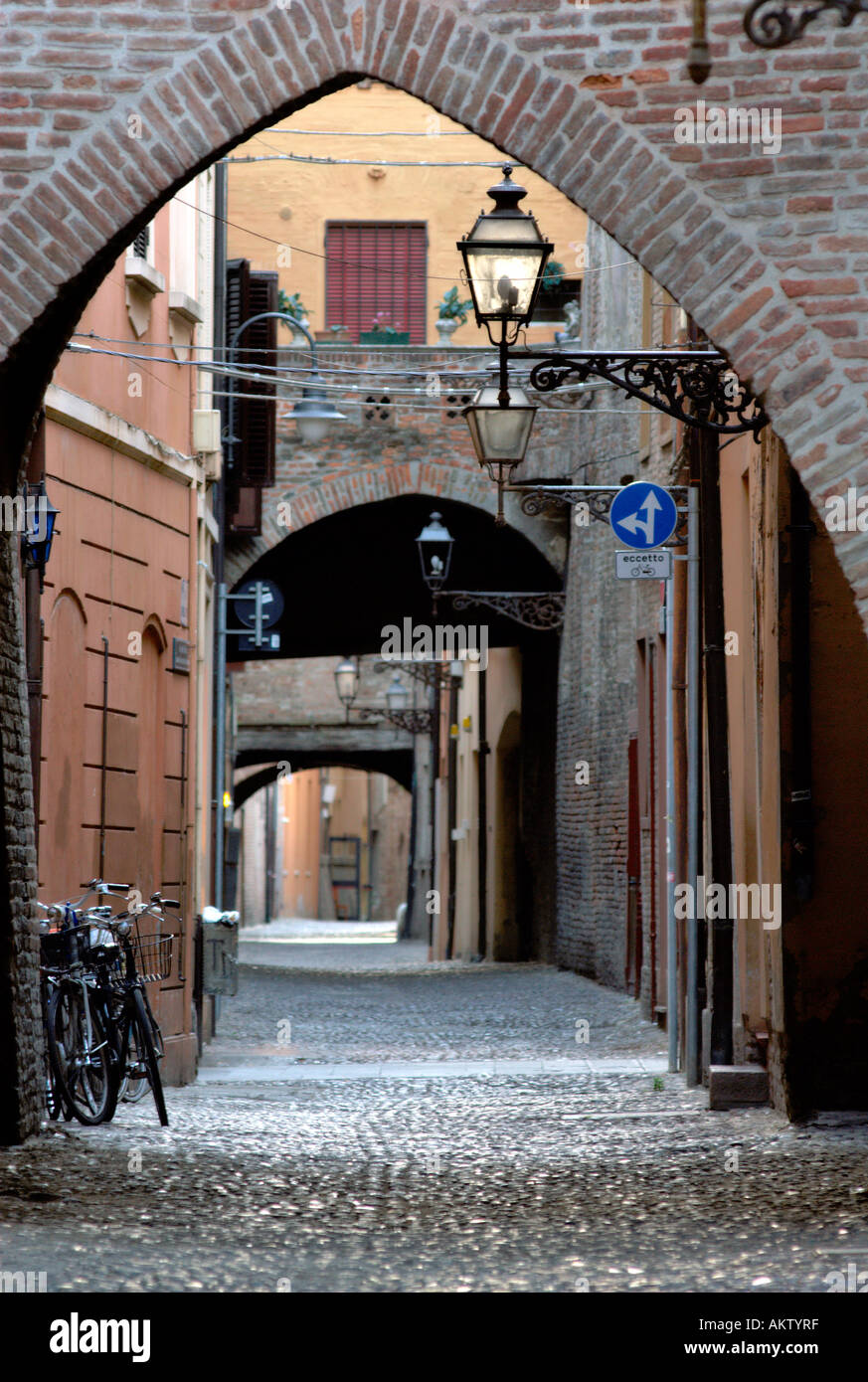 Ferrara Italie Via delle Volte rue couverte médiévale Banque D'Images