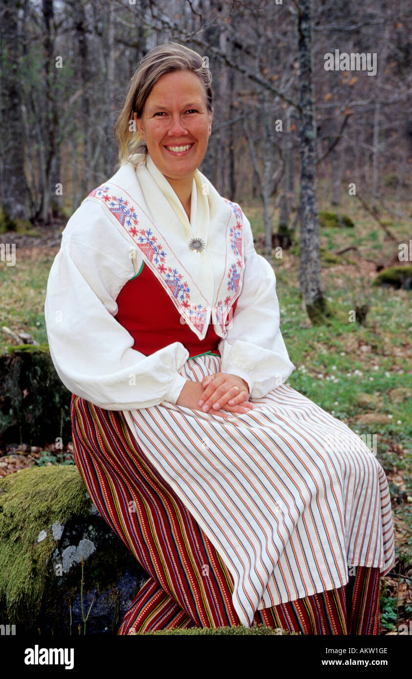 Femme en costume traditionnel suédois Photo Stock - Alamy