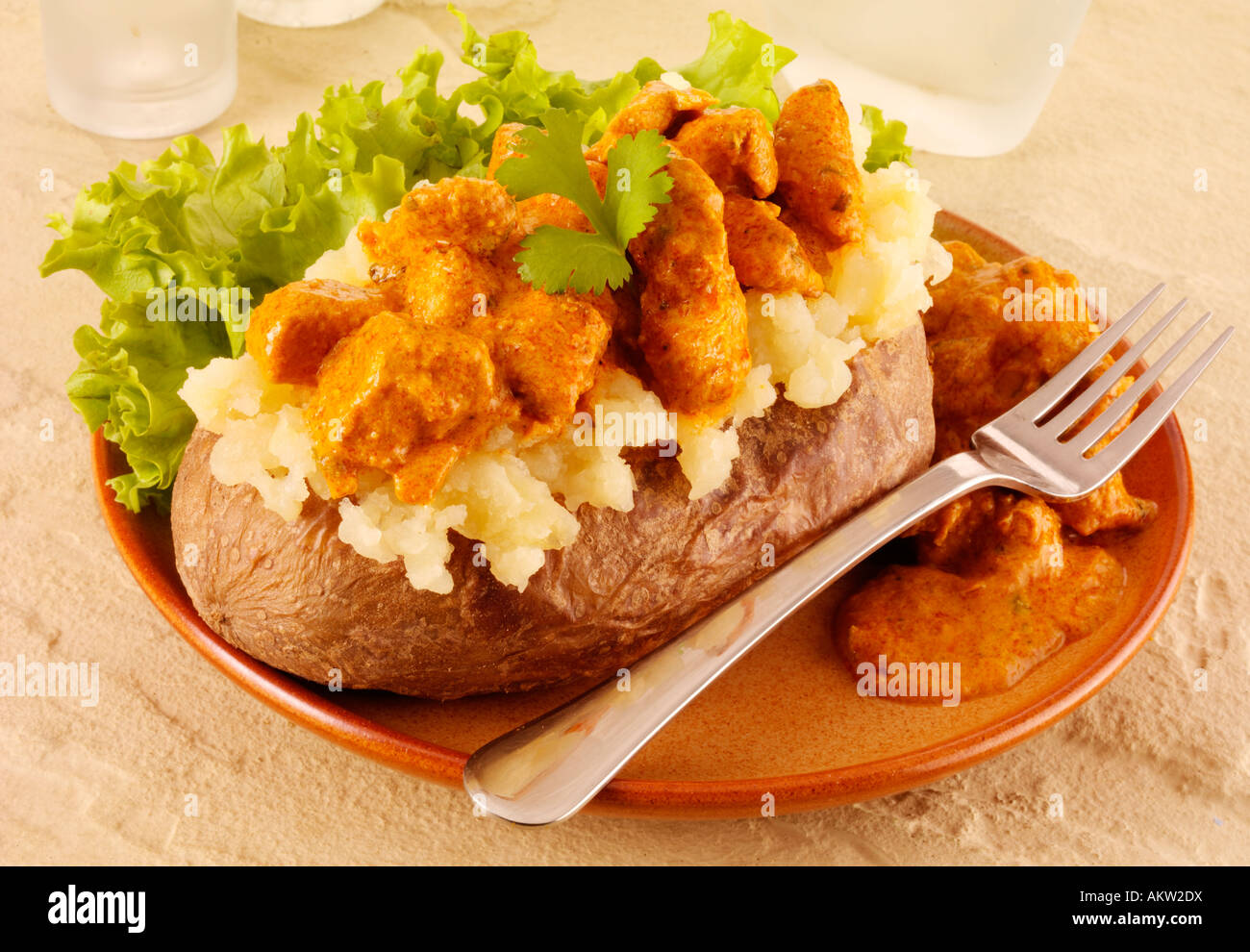Pomme de terre au four avec du poulet Tikka Massala Photo Stock - Alamy