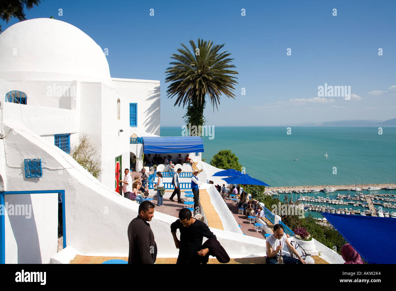 Les gens assis au café Chebaane Sidi Bou Said Tunisie Banque D'Images