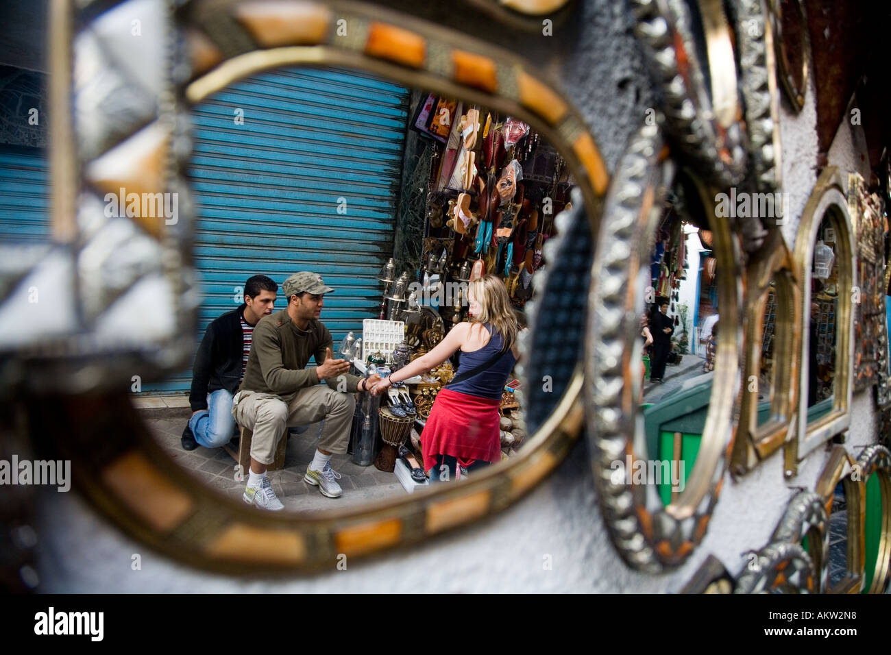 Rue Jemaa Zitouna avec de nombreux magasins de souvenirs remplis de bijoux en céramique et glasswear Medina Tunis Tunisie Banque D'Images