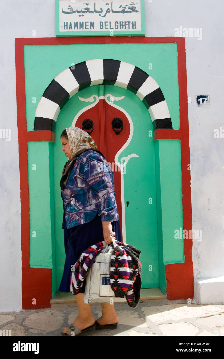 Entrée colorée porte à un Hammam dans la Médina Hammamet Tunisie Banque D'Images