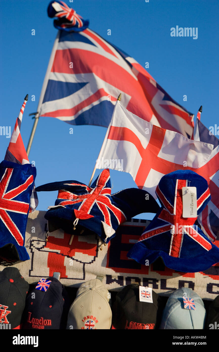 Londres, Angleterre et en souvenirs et de souvenirs de football y compris des casquettes de baseball et des drapeaux Banque D'Images
