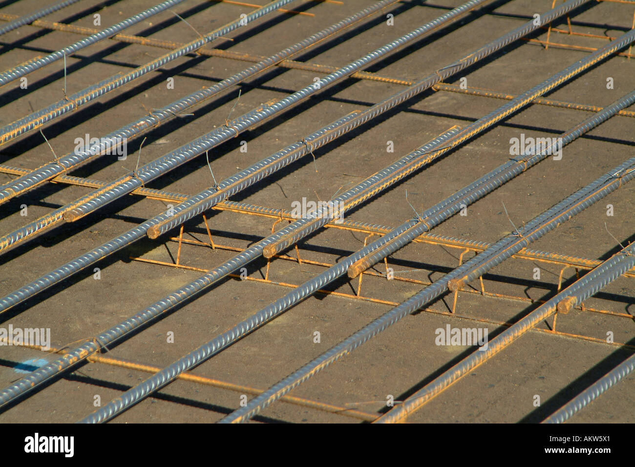 Acier utilisé pour renforcer le béton sur un chantier de construction au Royaume-Uni Banque D'Images