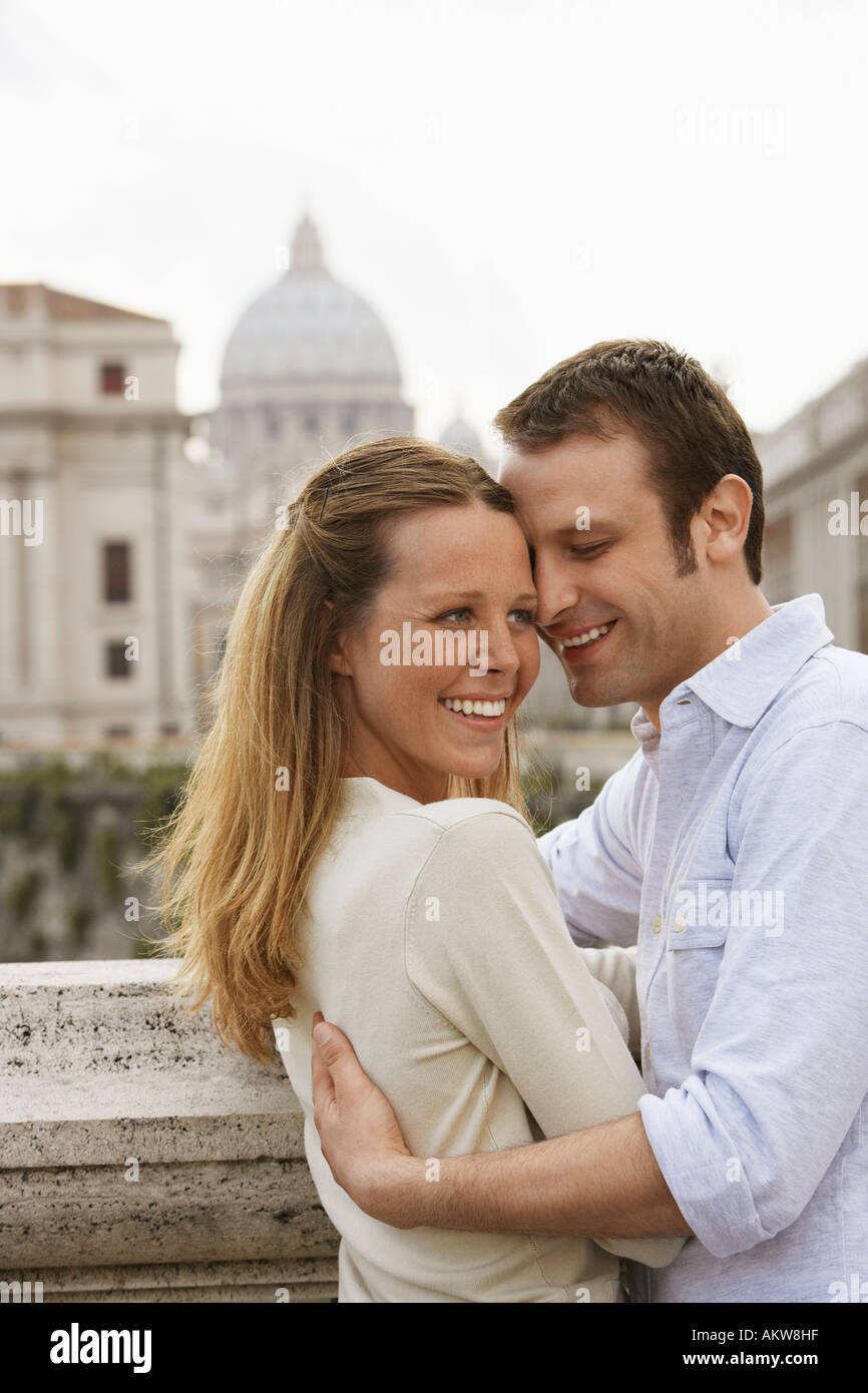 Couple hugging on bridge en Rom, Italie, side view Banque D'Images