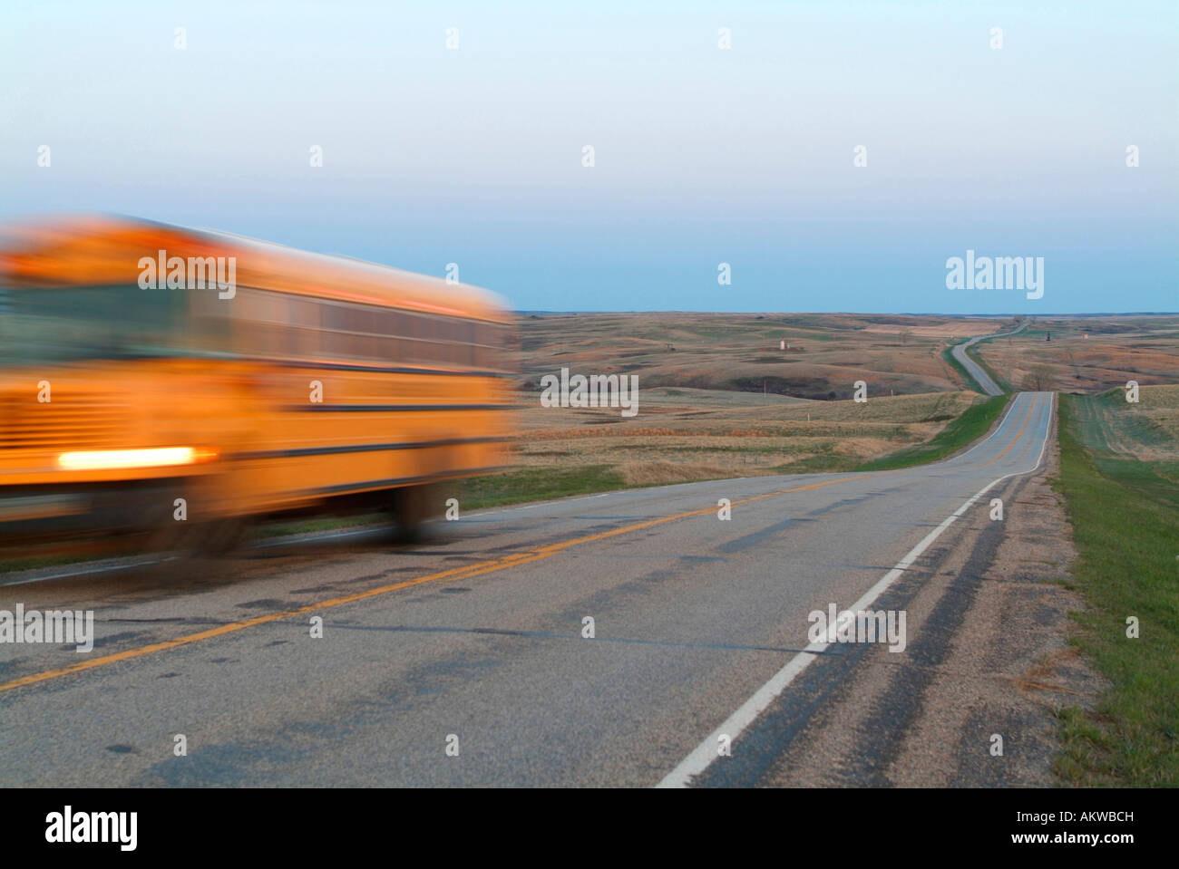 New Town school bus le long de la route 23 sur la réserve indienne de Fort Berthold au Dakota du Nord Banque D'Images