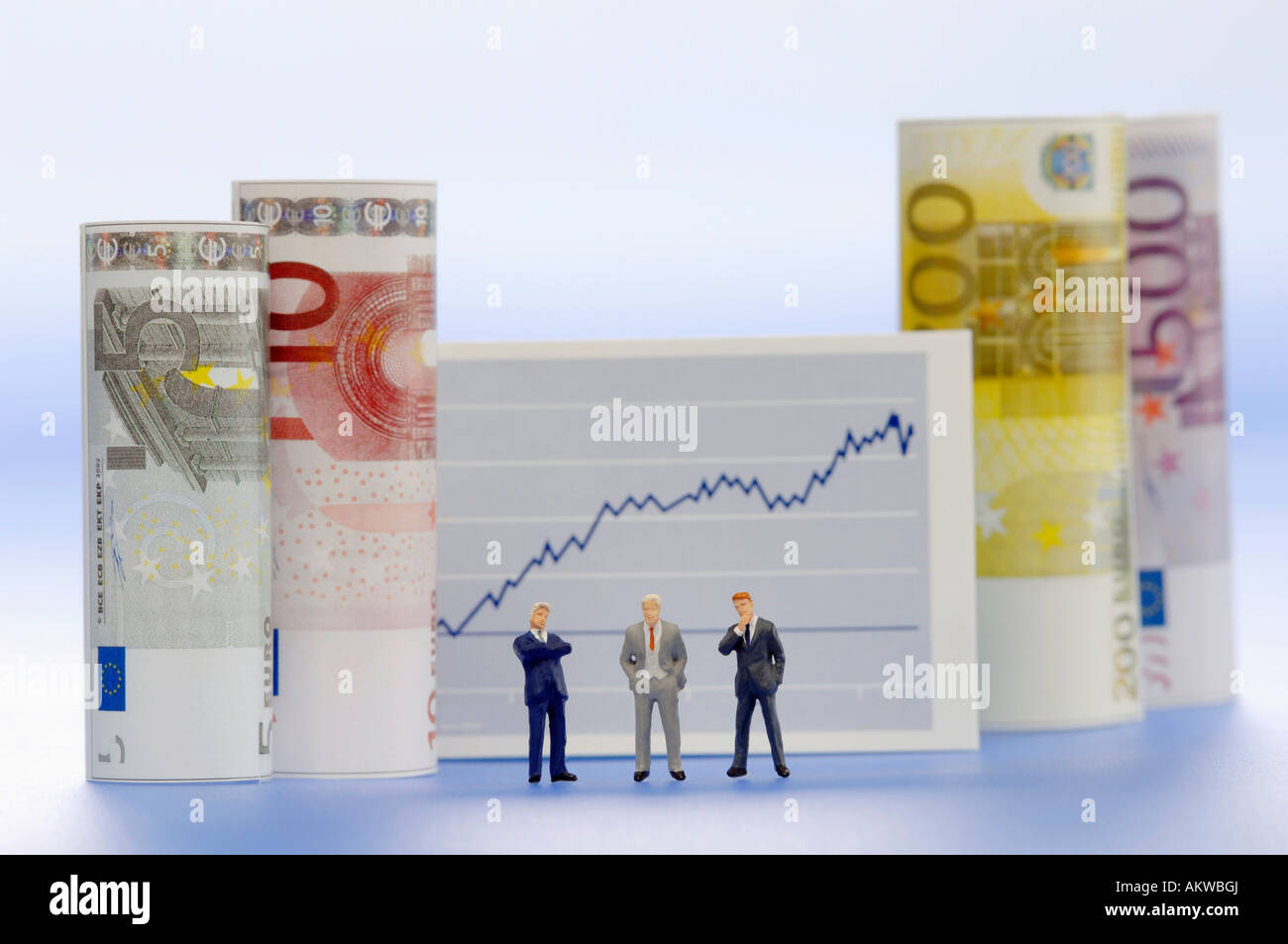 Figurines d'hommes d'affaires en face de graphique Banque D'Images