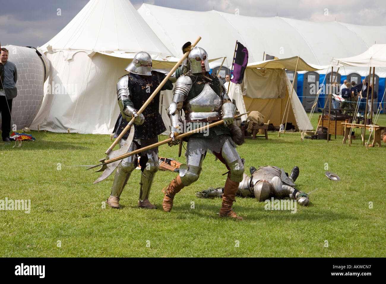 Une reconstitution de l'époque médiévale soldats combattant en tant qu'écran dans le Suffolk, UK Banque D'Images