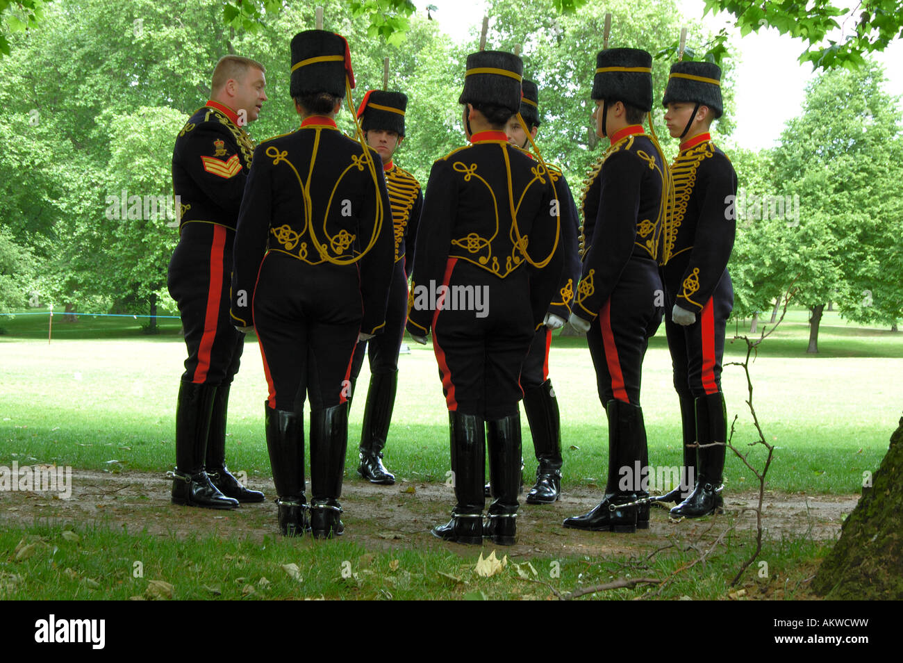 Briefing de soldats de la troupe du Roi Royal Horse Artillery avant la parade de la couleur sur l'anniversaire officiel de la Reine Banque D'Images