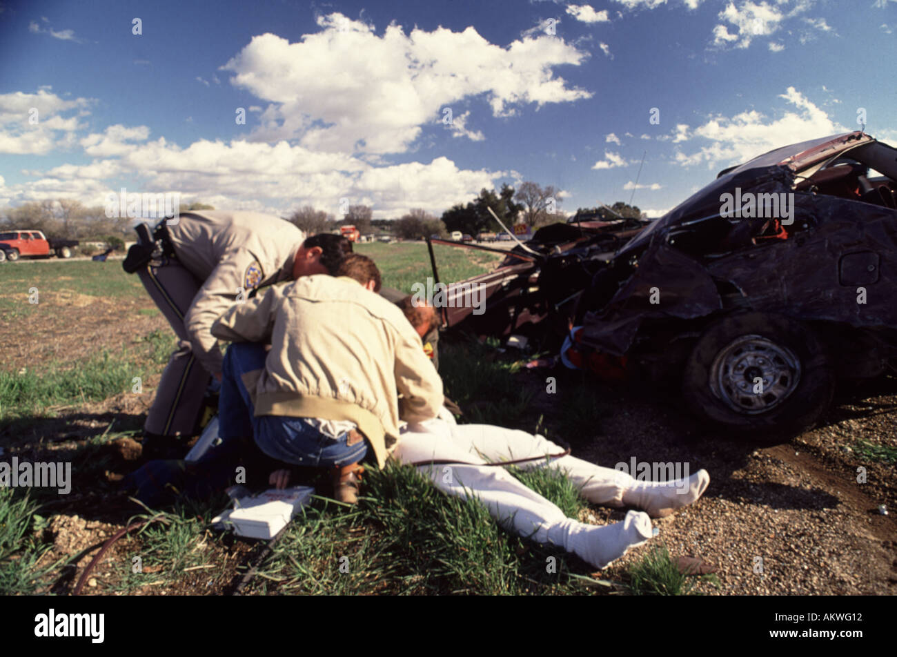 California Highway Patrol aider une victime d'un accident Banque D'Images