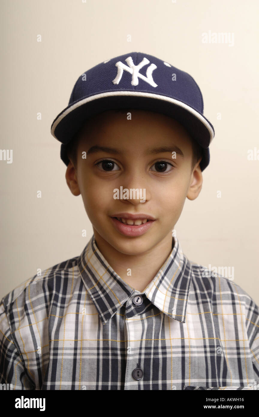 Un portrait d'un jeune enfant en portant une chemise à carreaux et New York  Yankees casquette de baseball Photo Stock - Alamy