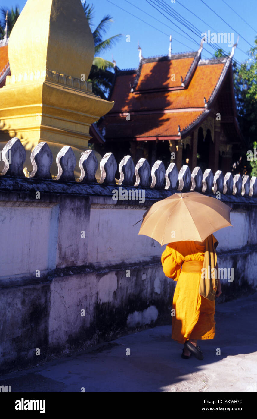Monk marche dernières temple de Luang Prabang au Laos Banque D'Images