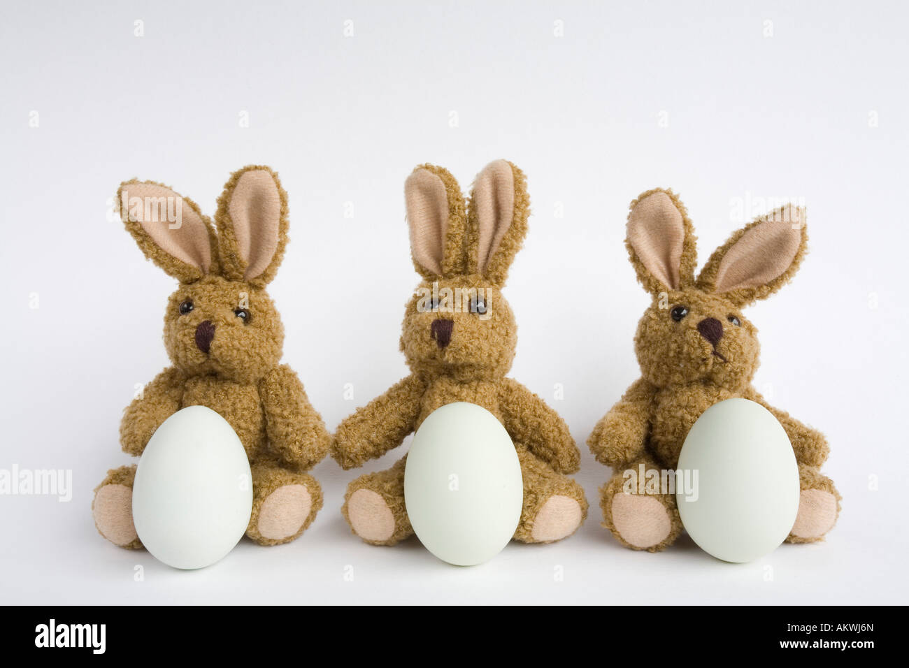 Trois lapins de Pâques avec les oeufs farcis, close-up Banque D'Images