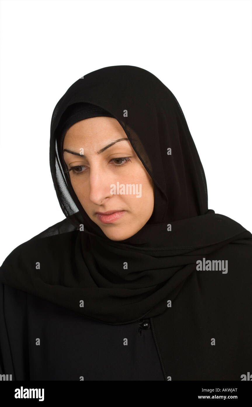Femme musulmane portant le hijab voile noir Banque D'Images
