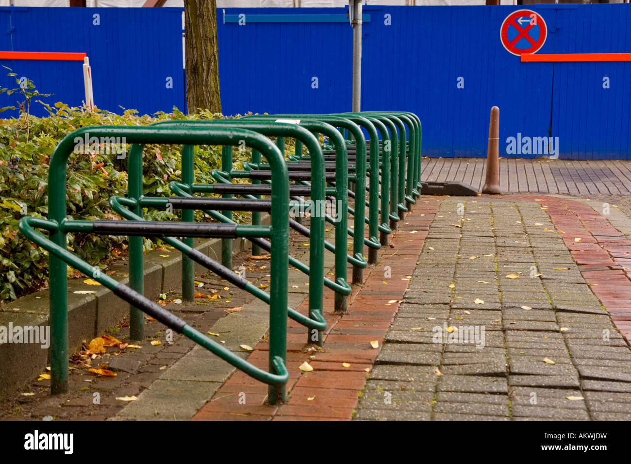 Vélo sur la ligne, Fahrradständer dans Reihe Banque D'Images