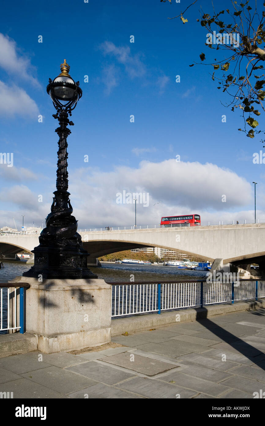 Donnant sur la Tamise et Waterloo Bridge à partir de la rive sud de Londres Banque D'Images