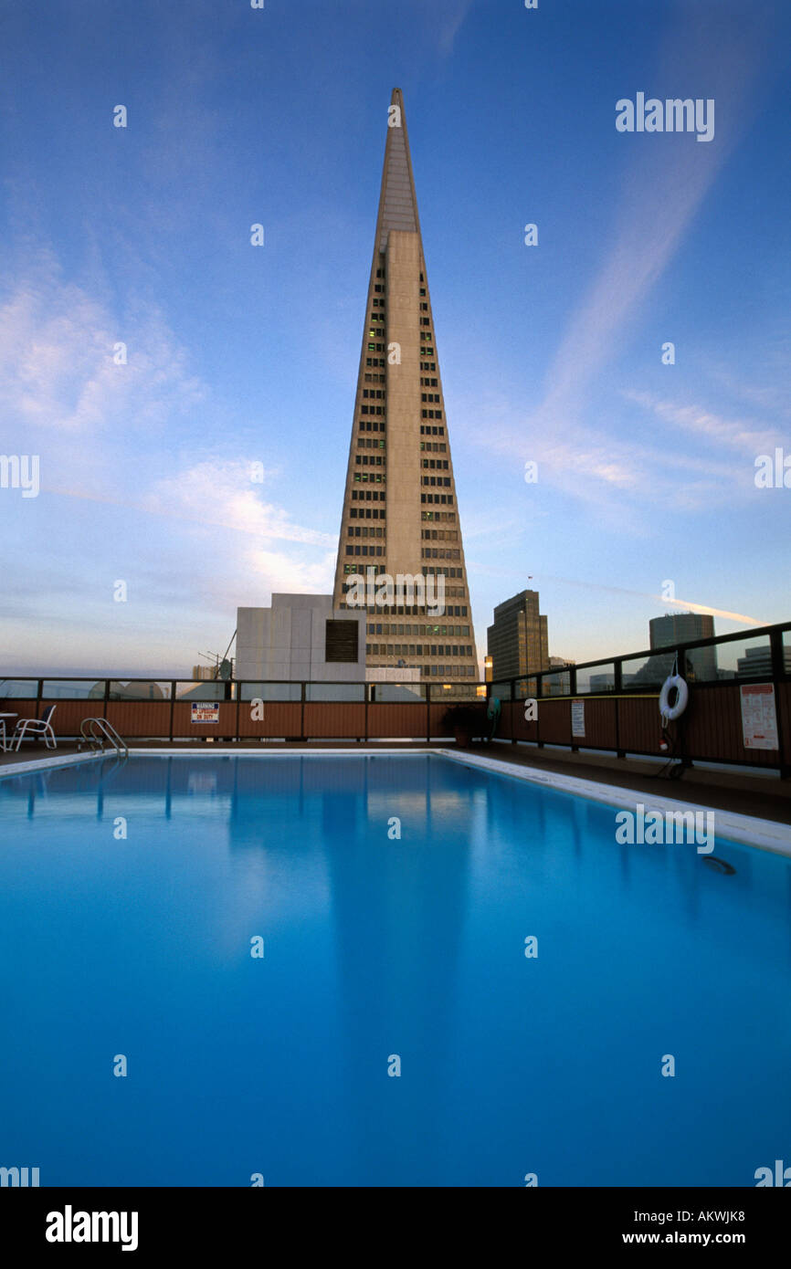 La Californie, à San Francisco, une piscine sur le toit et la Transamerica Pyramid Banque D'Images