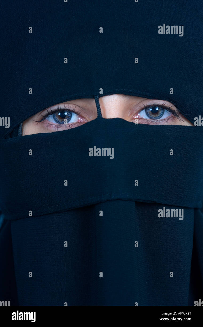 Femme musulmane portant le hijab foulard voile noir Banque D'Images