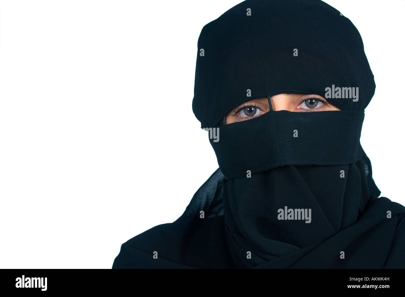 Femme musulmane portant le voile hijad noir Banque D'Images