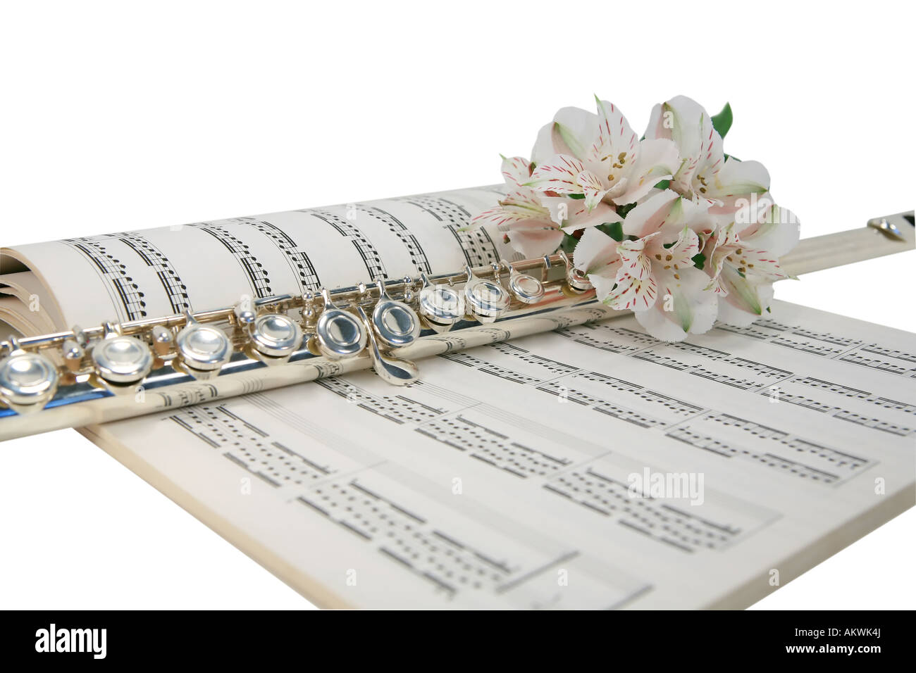 Flûte Dargent Couché Sur Un Livre De Musique Avec Bouquet