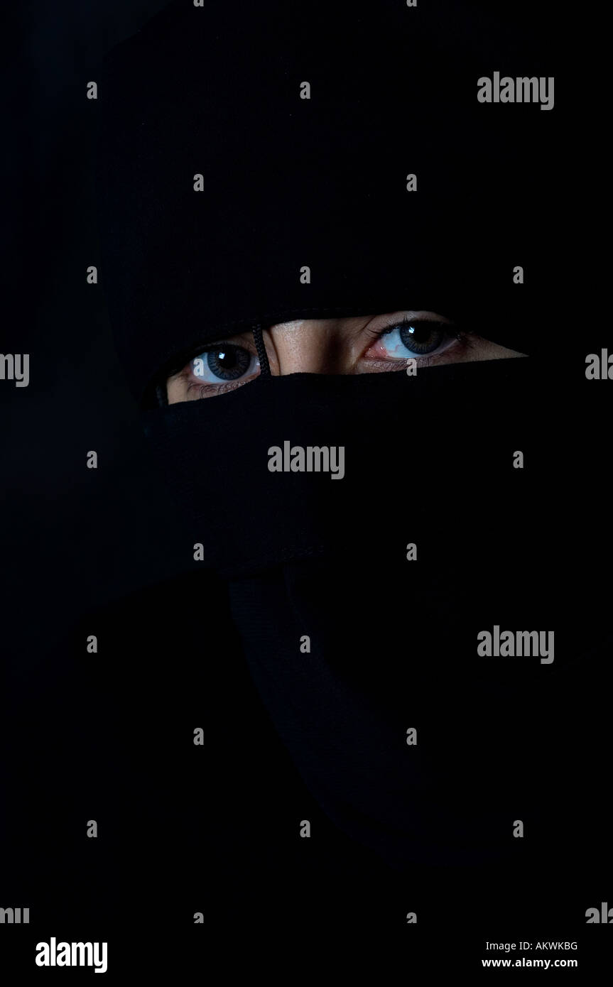 Close up of Muslim woman wearing veil Banque D'Images