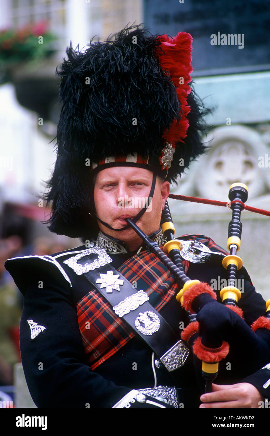 L'homme traditionnel écossais en uniforme de l'armée jouer cornemuse Banque D'Images