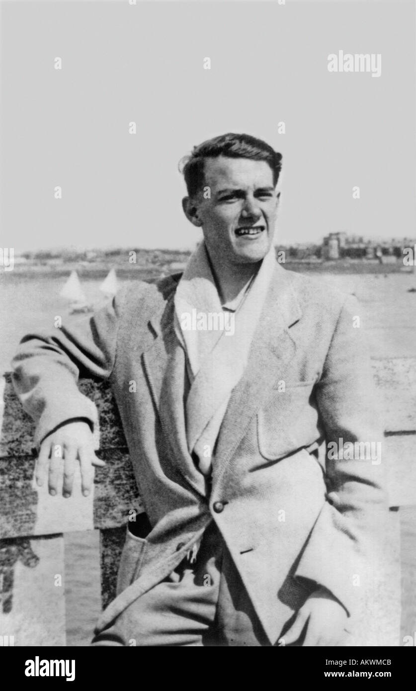 Jeune mâle homme appuyé contre bateaux clôture en arrière-plan fleetwood Lancashire England uk 1960 Banque D'Images