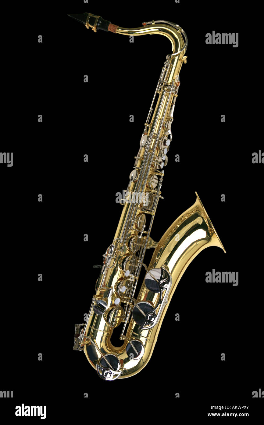 Laiton brillant saxophone ténor isolated on black Banque D'Images