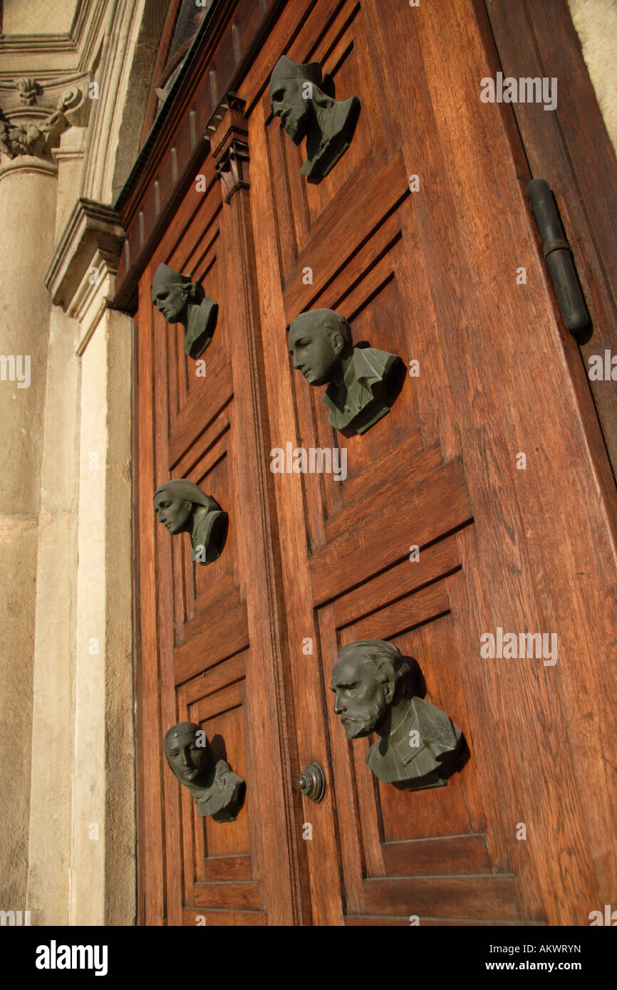 La porte en bois orné de têtes à l'église St Mary, principal marché Chease, Cracovie, Pologne, Europe de l'Est. Banque D'Images