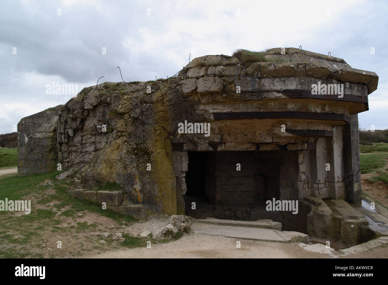 Des bunkers à la Pointe du Hoc sur la côte normande en France où les rangers débarquent en 1944 Banque D'Images