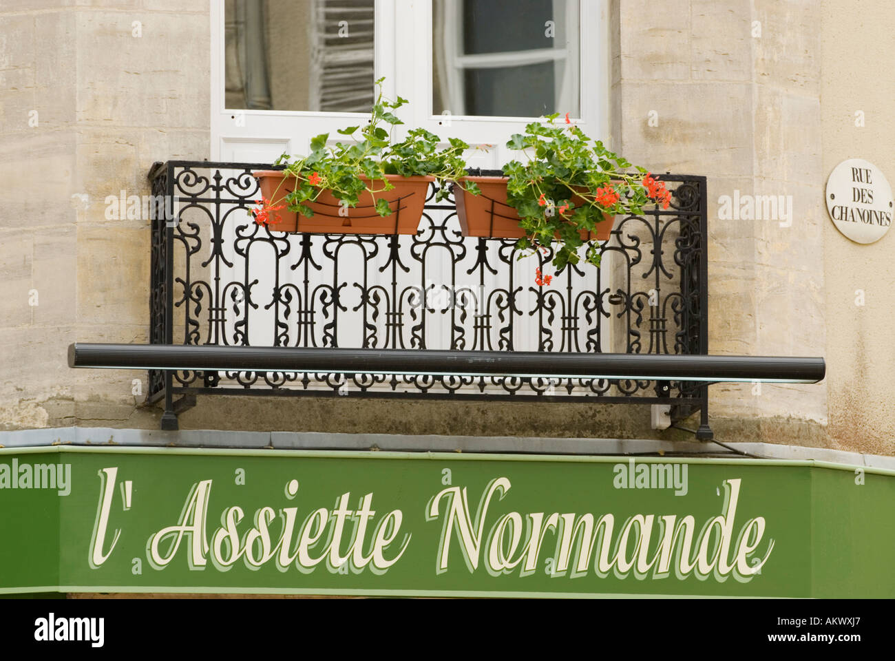France, Normandie, Bayeux, balcon et de fleurs Banque D'Images