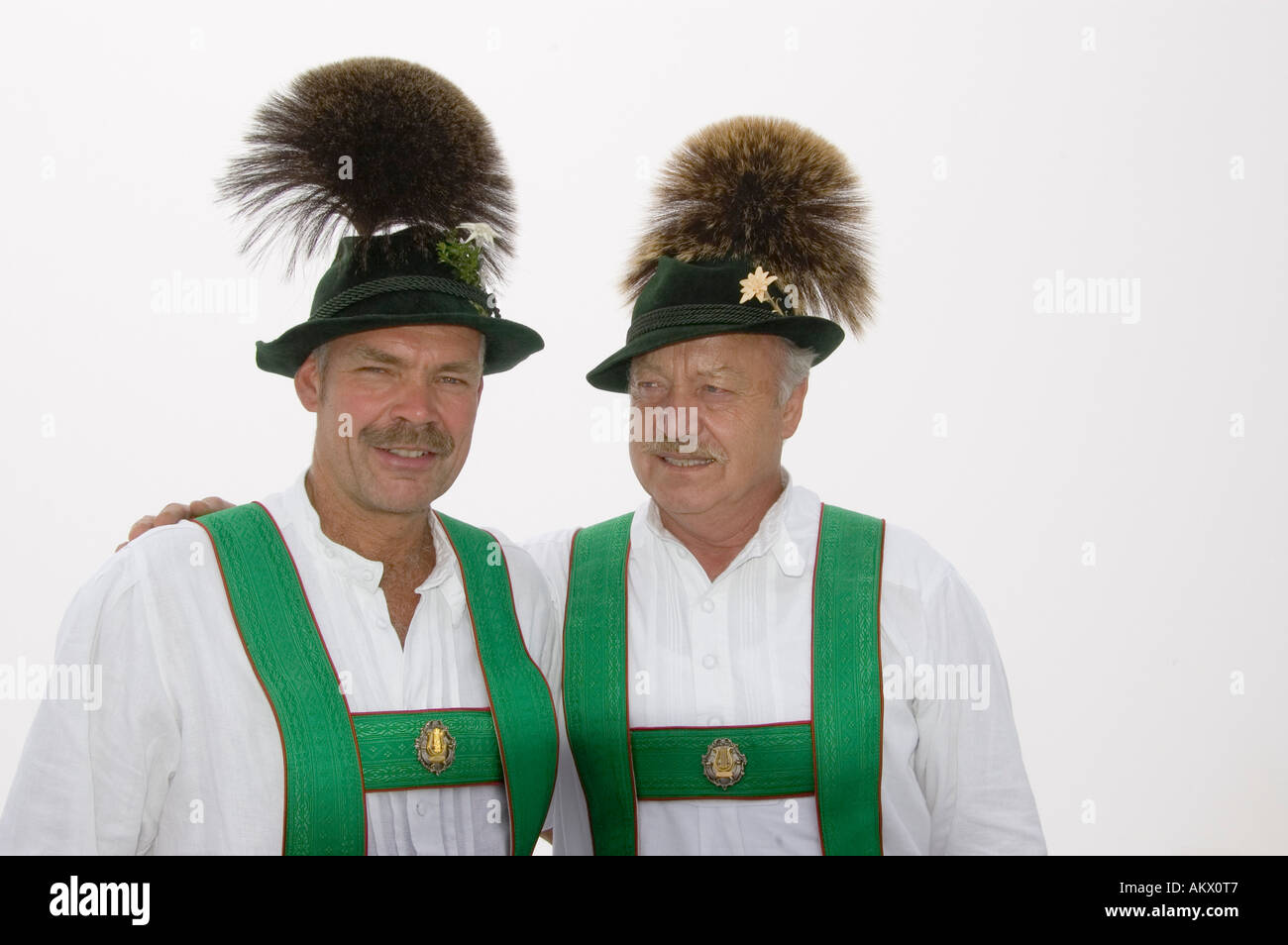 L'homme en costume traditionnel bavarois avec un "Gamsbart" sur leurs  chapeaux, Haute-Bavière, Allemagne Photo Stock - Alamy