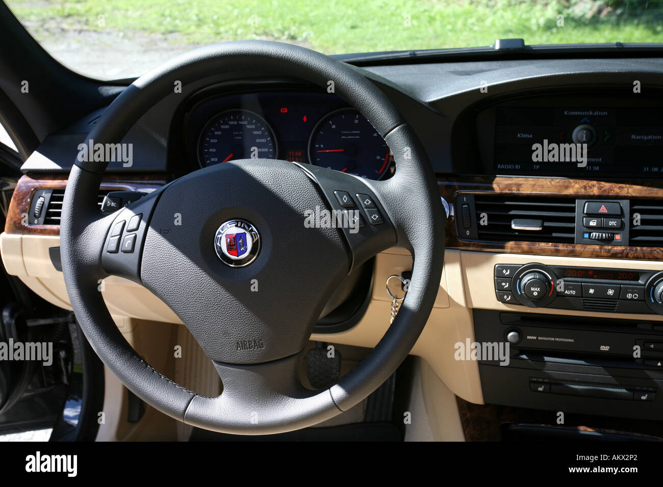 Cockpit, volant et intérieur en bois et d'une BMW-Alpina D3 Photo Stock -  Alamy