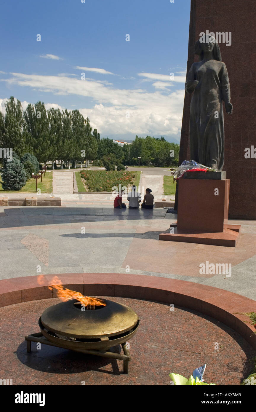 Monument pour les victimes de la Seconde Guerre mondiale, la place de la Victoire, à Bichkek (Kirghizistan), Frunse Banque D'Images