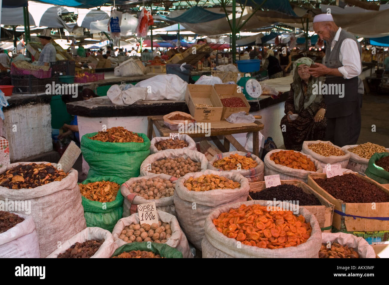 Fruits secs au marché, Osch Bazar, Bichkek, Kirghizistan Banque D'Images