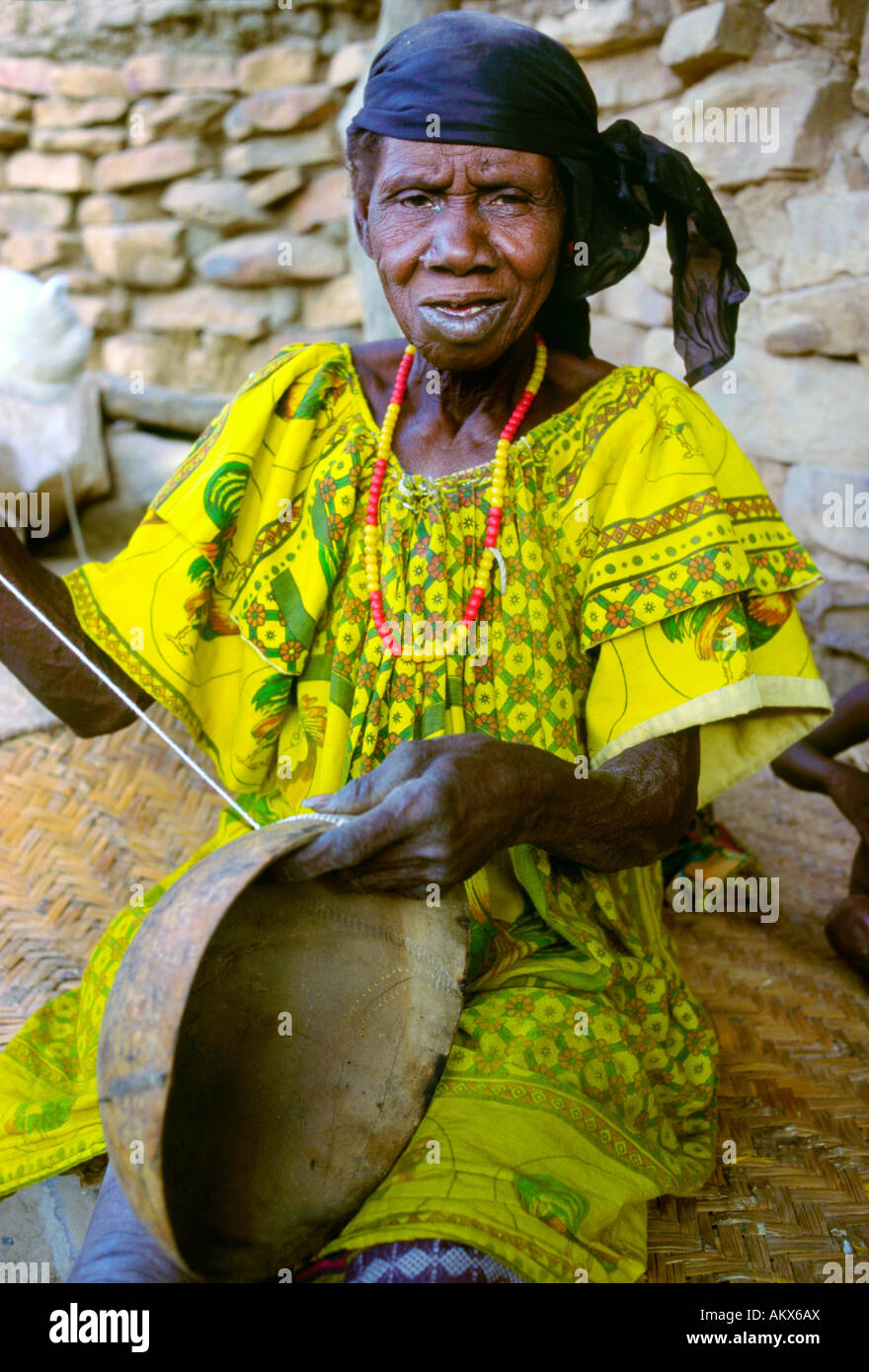 Une femme du village Dogon de l'artisanat un bol en bois, au Mali Banque D'Images