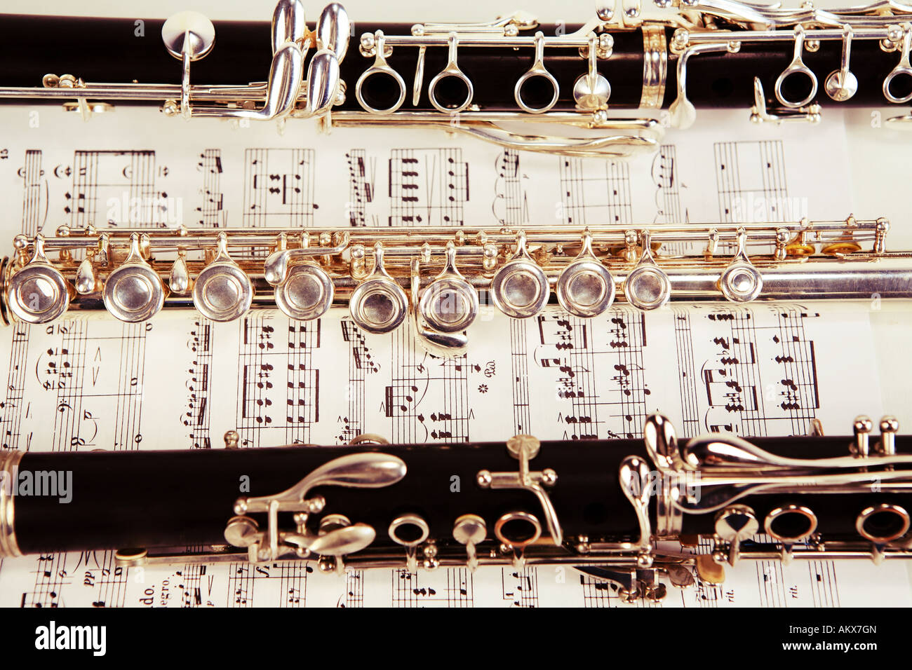 Deux clarinettes et une flûte en sheet music Banque D'Images