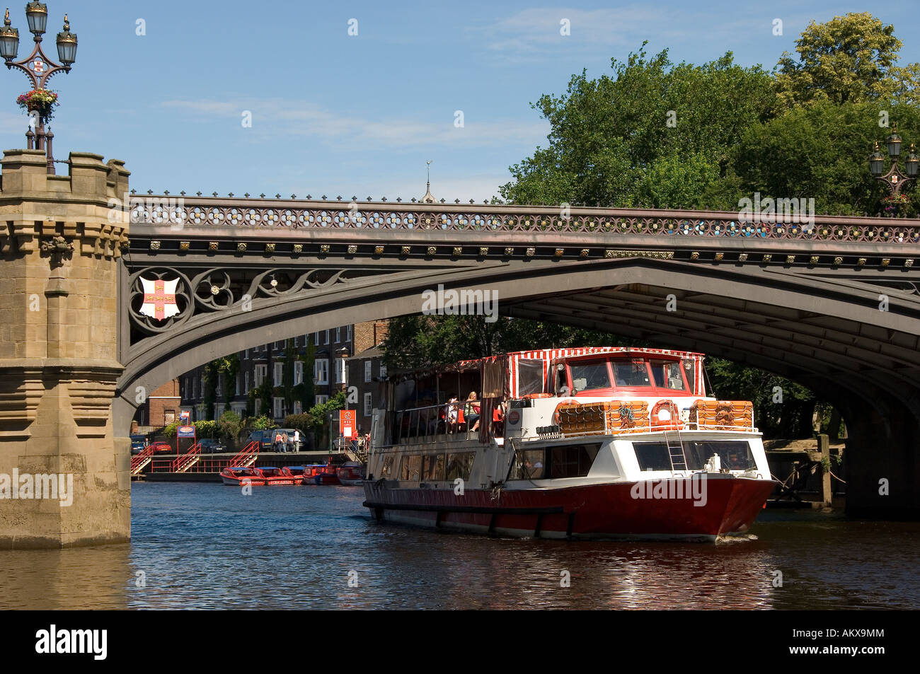 Navire de plaisance en passant sous le pont Skeldergate York North Yorkshire England UK Royaume-Uni GB Grande Bretagne Banque D'Images