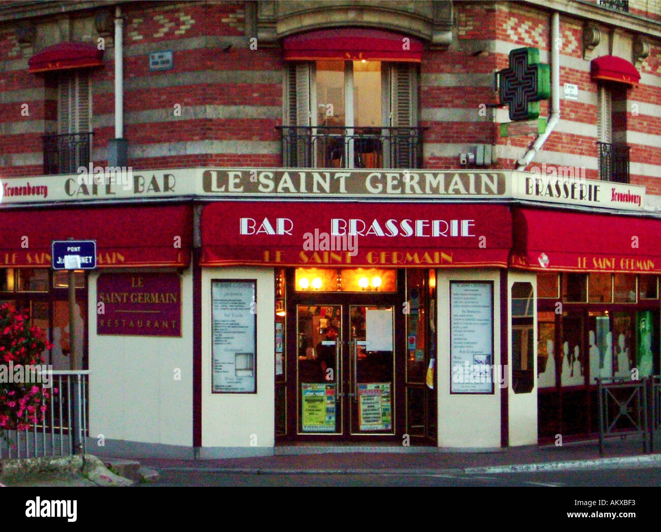 Le Saint Germain Bar Brasserie Maison Lafitte dans une banlieue riche de Paris France Banque D'Images
