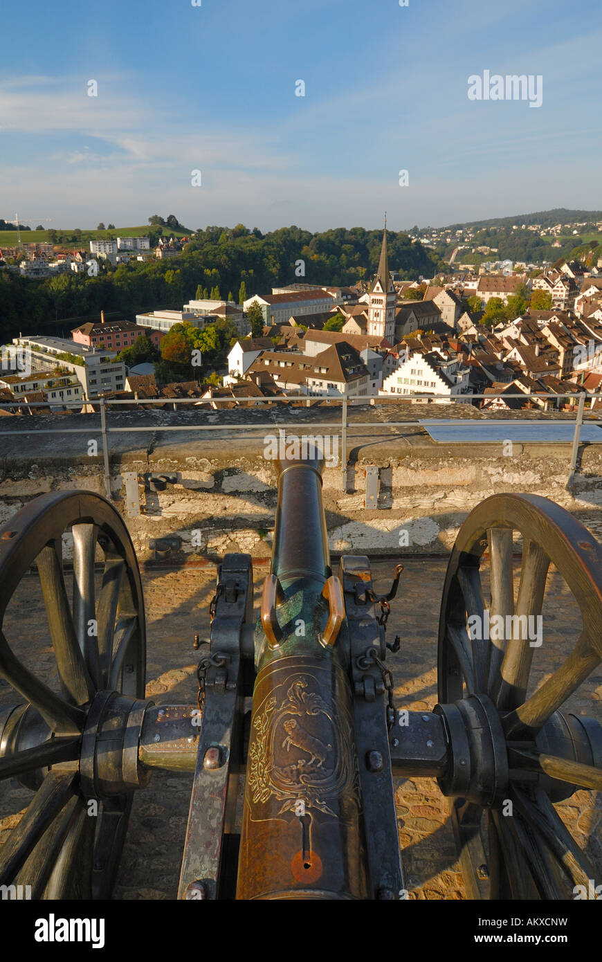 Schaffhausen - vue sur la vieille ville en premier plan un canon historique - la Suisse, l'Europe. Banque D'Images